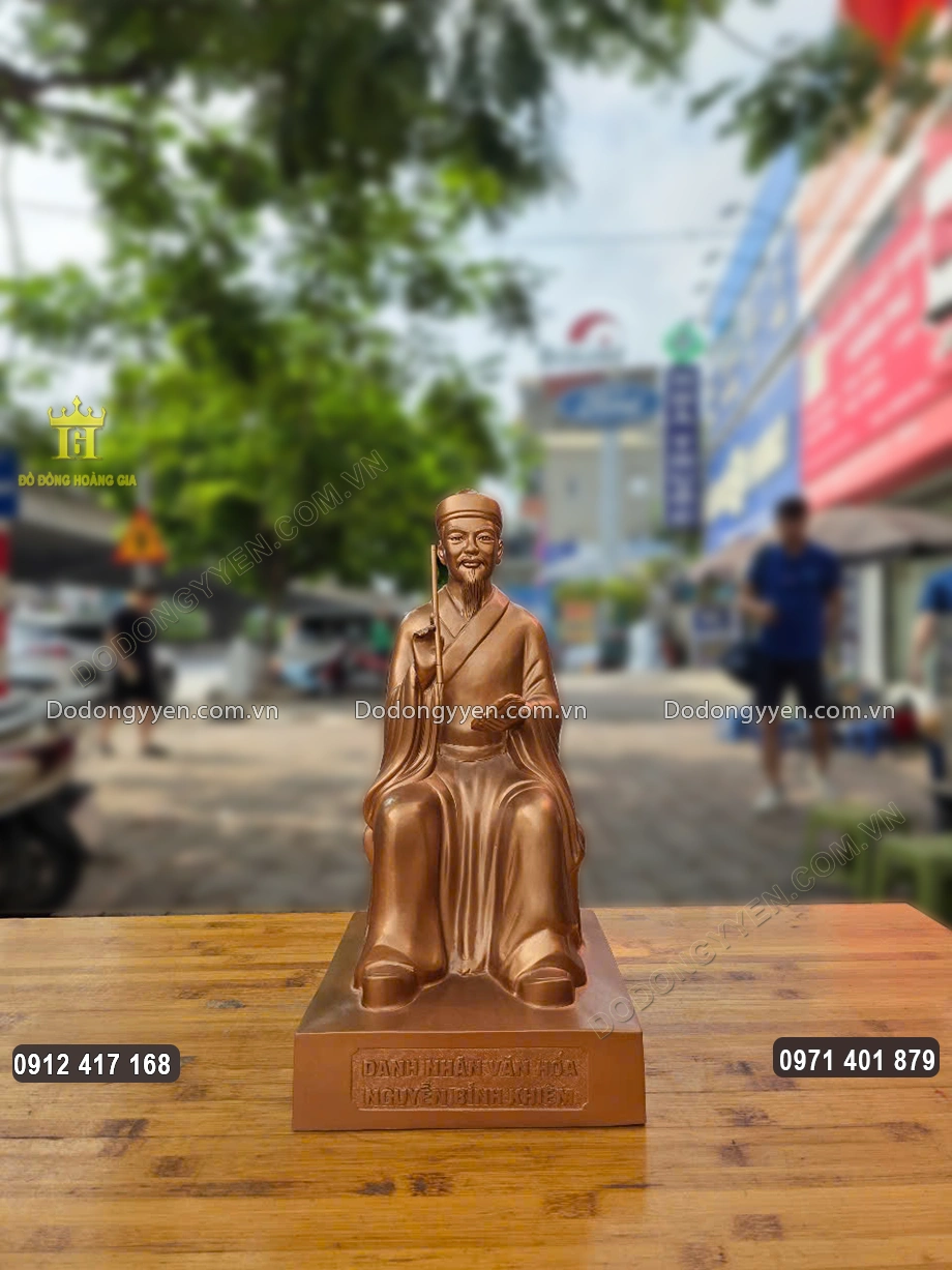 Tượng danh nh&acirc;n được đ&uacute;c bằng đồng đỏ thanh khiết